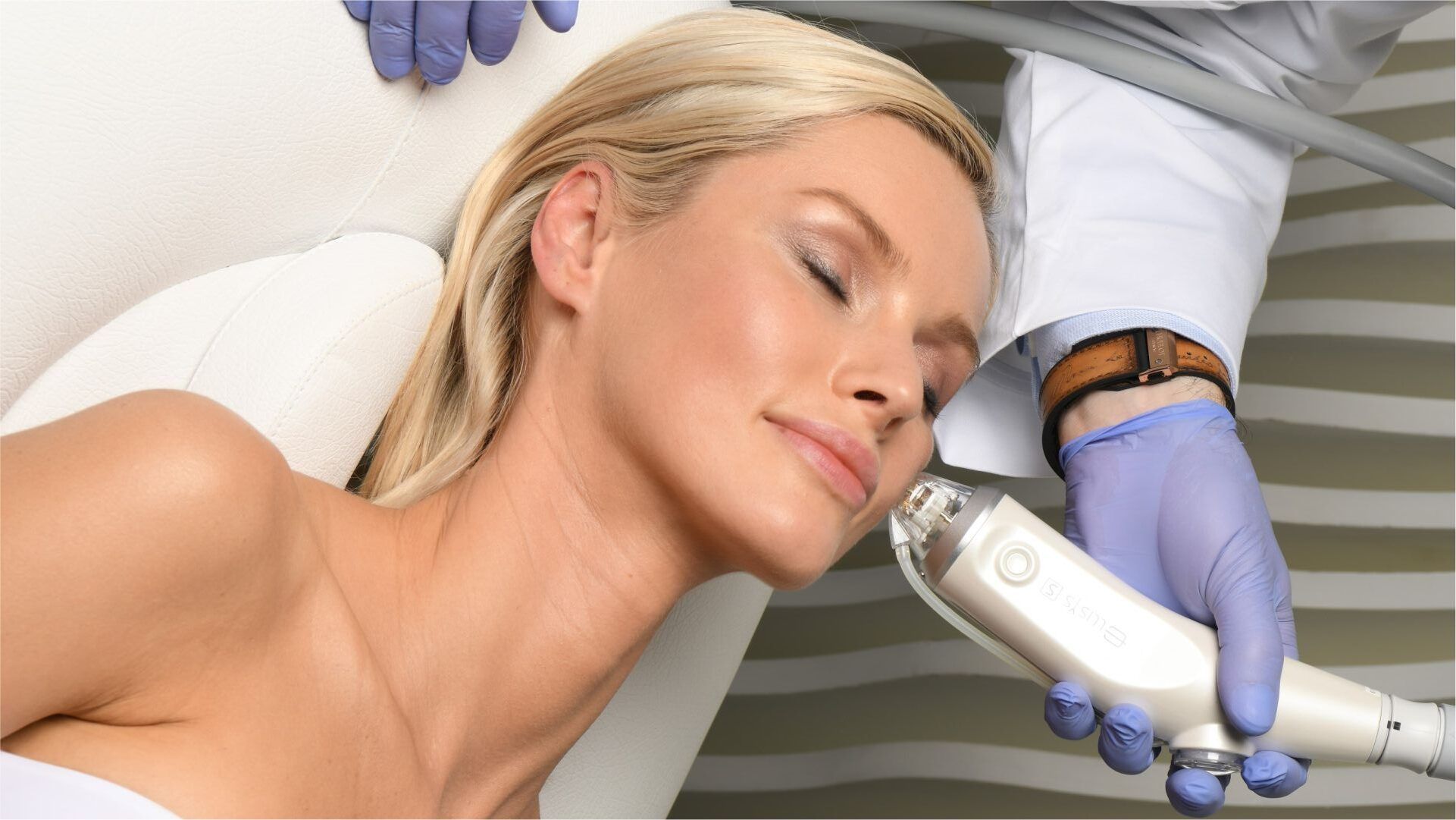 Скидка 10% на "Микроигольчатый RF-лифтинг Ellisys Plus S"